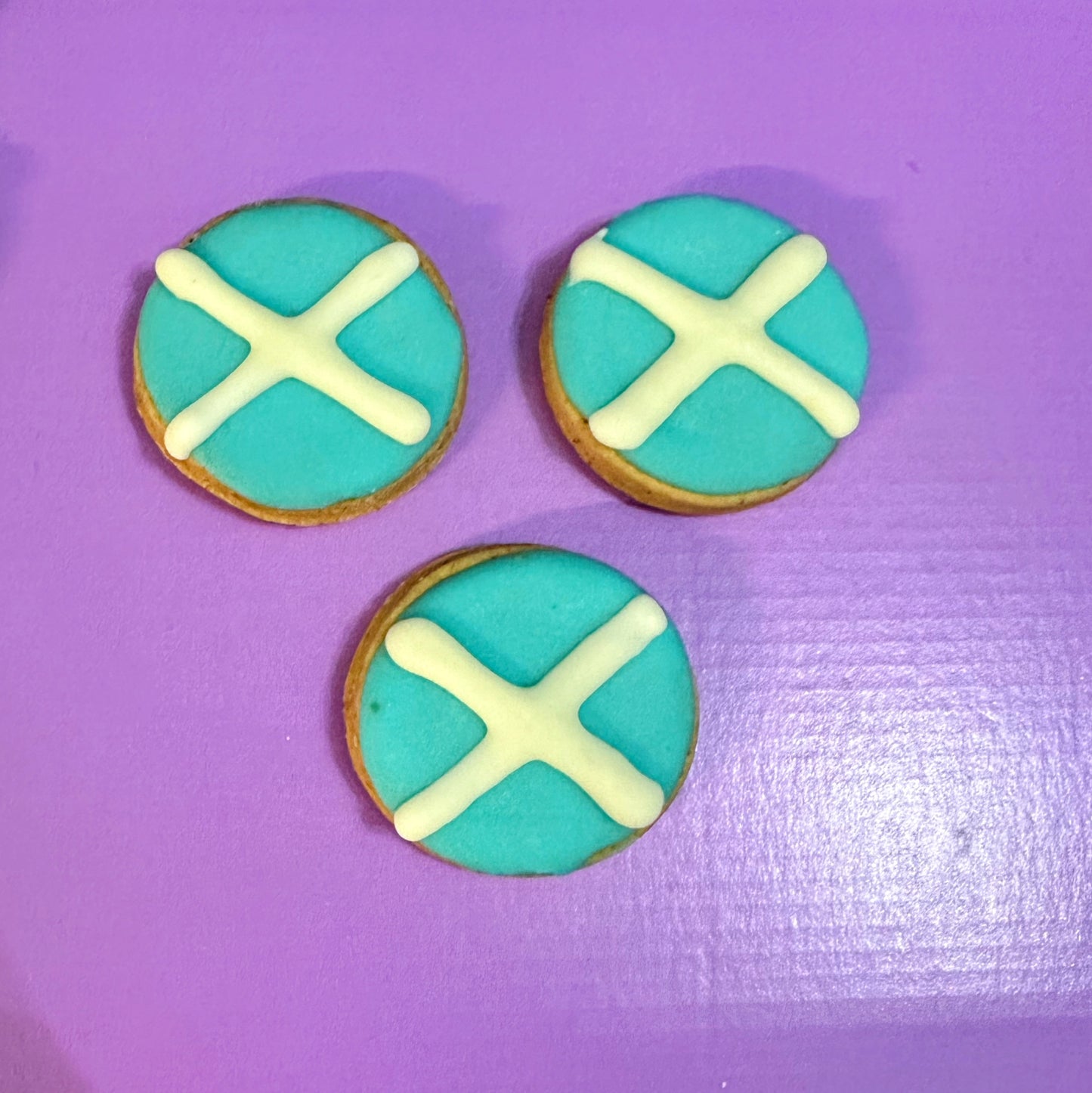 Scotland flag dog biscuits for dogs, handmade and decorated with blue and white icing. Grain-free football-themed treats perfect for match days and football celebrations.